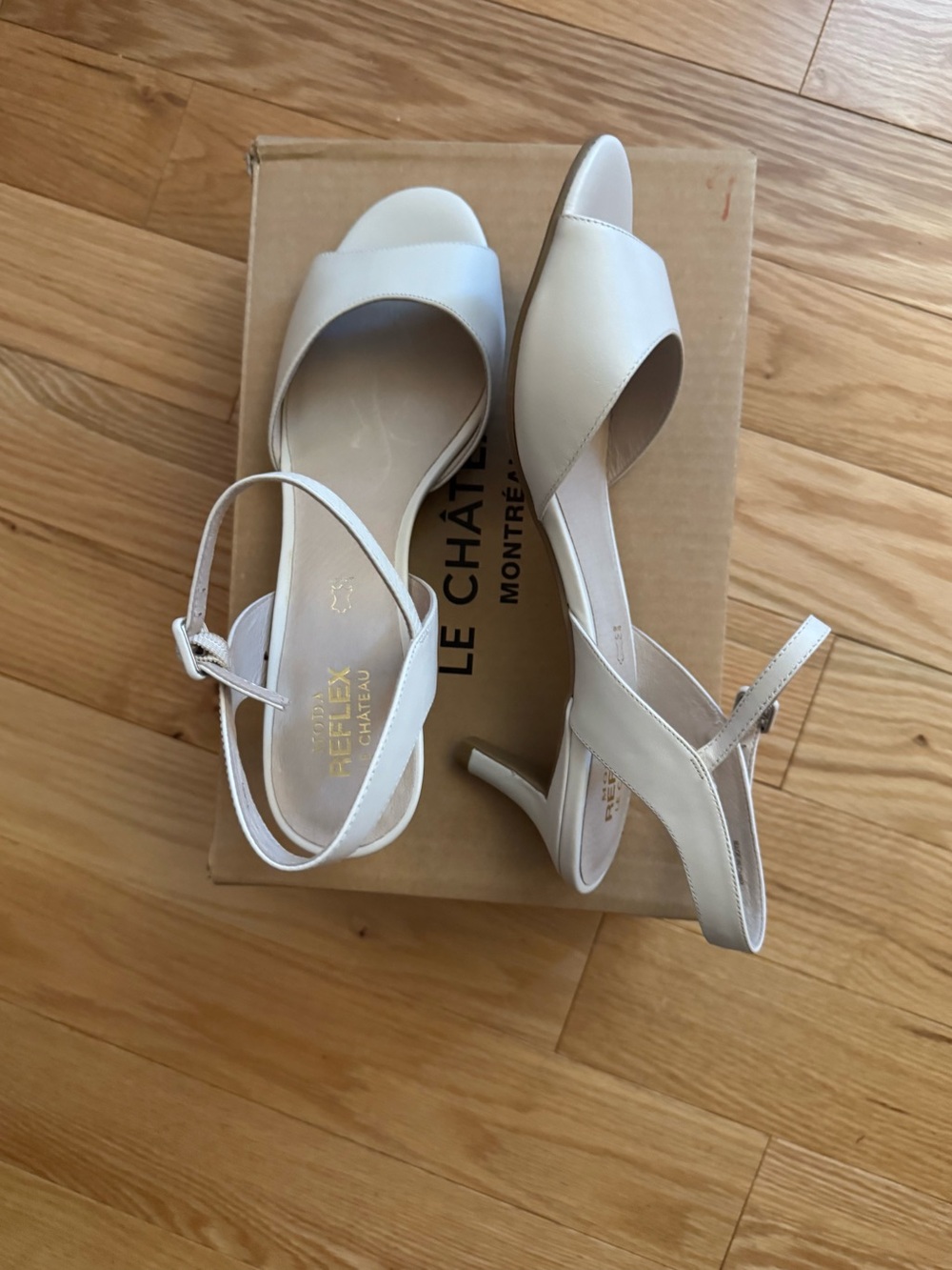 le chateau Brand new leather Neutral Beige Strappy Open-Toe Mid-Heel Sandals